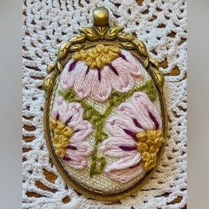 Embroidered Floral Oval Pendant - Pink Daisy